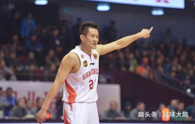  青岛男篮|CBA赛场又见废人动作！马布里爱徒膝盖侧弯90度，姚明该重罚了