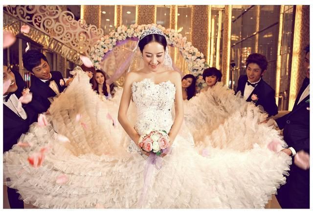 张蕴晗老师|中考生奔赴班主任婚礼现场，新娘子自诉，“从头哭到尾”