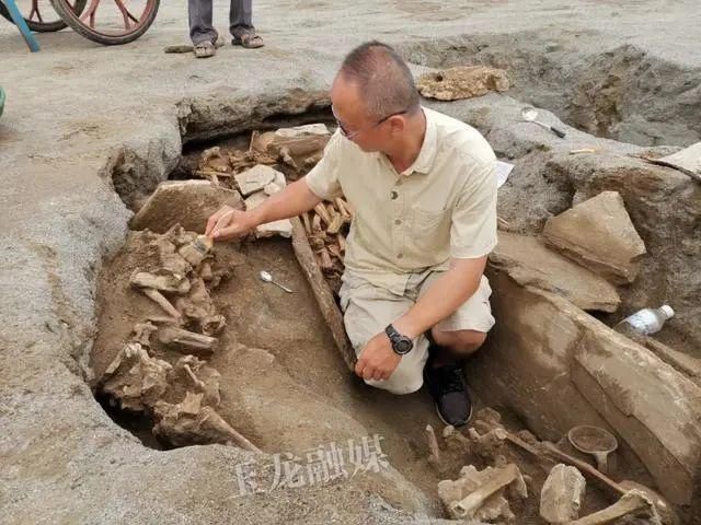  重建|一中学重建足球场，发现3000㎡古墓，单坑19颗头骨