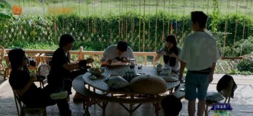  众人|《向往4》众人都在吃葱油面，有谁注意娜比反应？难怪受黄磊喜爱！