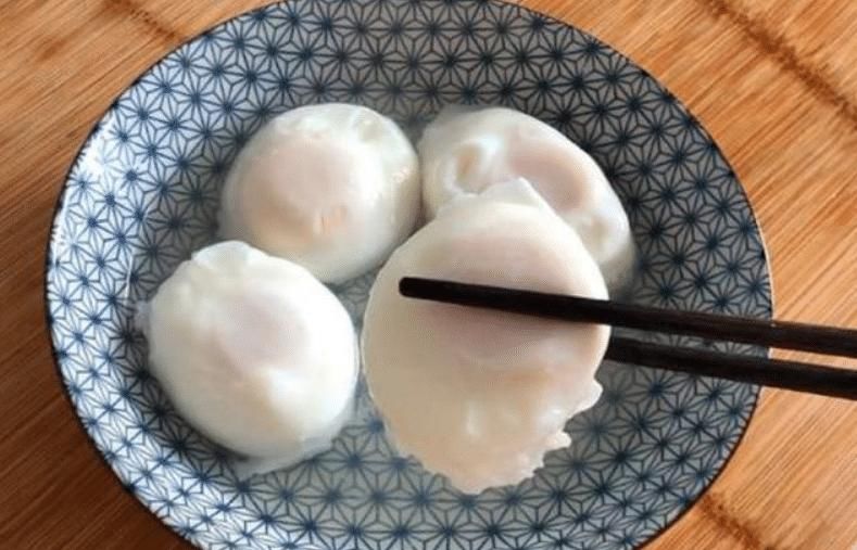  水煮荷包蛋|煮荷包蛋，有人开水下锅，有人温水下锅？多加1步，个个滑嫩圆溜