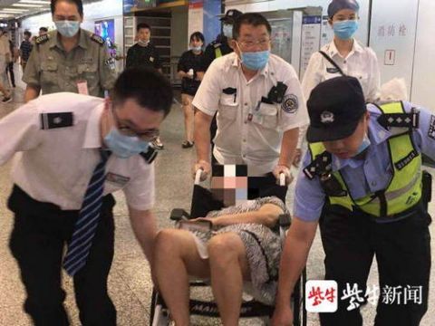  地铁站|女子中暑晕倒在地铁站，浑身无力只能用手势交流