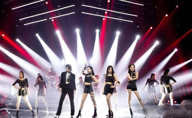  引热议|《乘风破浪》公演，张含韵非洲舞solo第一引热议，网友：实至名归！