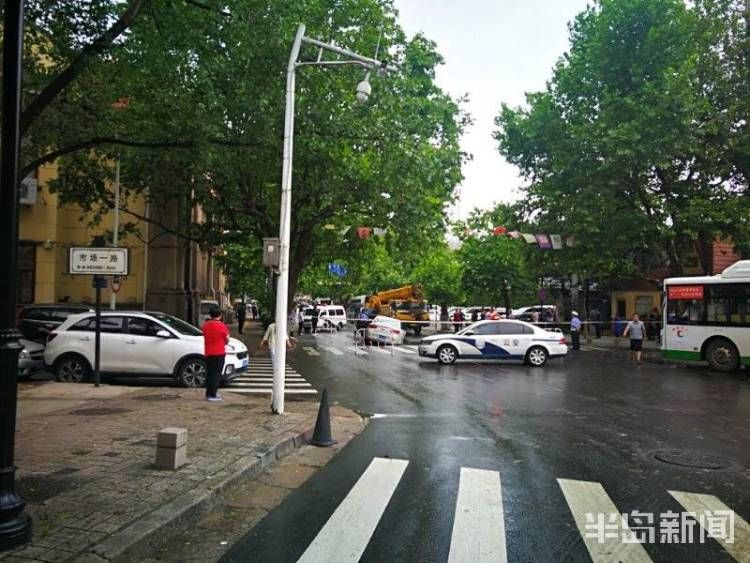  路面|市北区堂邑路市场一路路口发生路面塌陷 该路段现已封闭