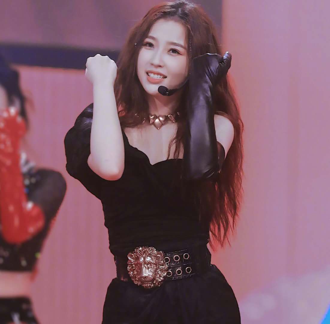  直言|成团首秀就划水？虞书欣辩解因裙子改动作，直言：做人多一点善良