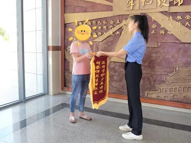  故事|椰芽故事 |“椰芽”检察官温情助力青少年迷途知返 获赠锦旗