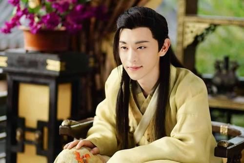  反超|邓伦无戏可拍？新综艺官宣搭档女爱豆，事业被昔日配角反超！