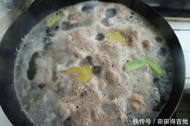 搞错|炖肉产生的浮沫需要撇去吗很多人搞错,难怪汤不鲜肉不香