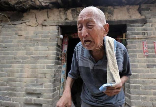  老人|捡破烂老人1.8万积蓄被偷，报案查明身份后，惊动军方领导