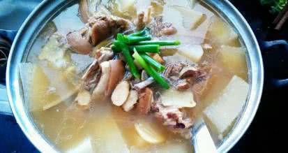 白无|手把手教你“炖羊肉”最简单的办法,牢记2样食材,鲜奶白无膻味