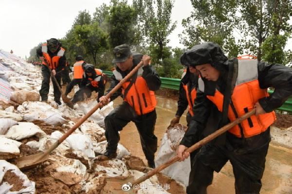 为迎接长江2号洪峰|任务完成后，他们露出最美的笑容