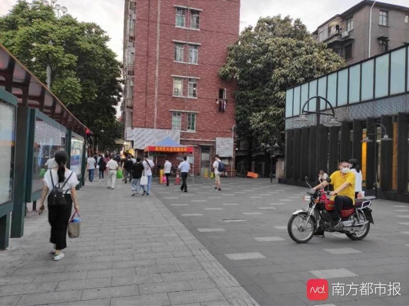 横冲直撞|西场地铁口摩的横冲直撞！旁边就是五类车整治岗，市民：形同虚设