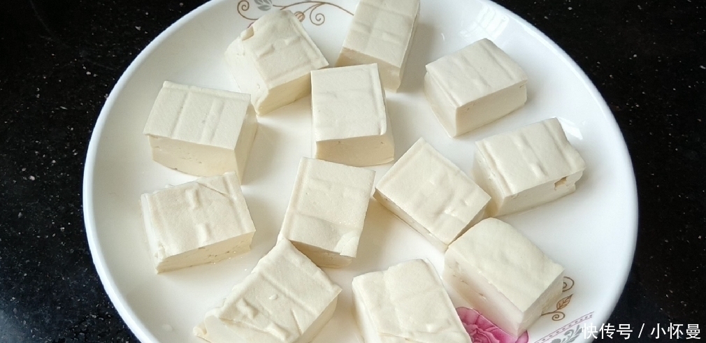 好吃|豆腐中打入2个鸡蛋,没想到这么好吃,鲜嫩味美,上桌汁都不剩