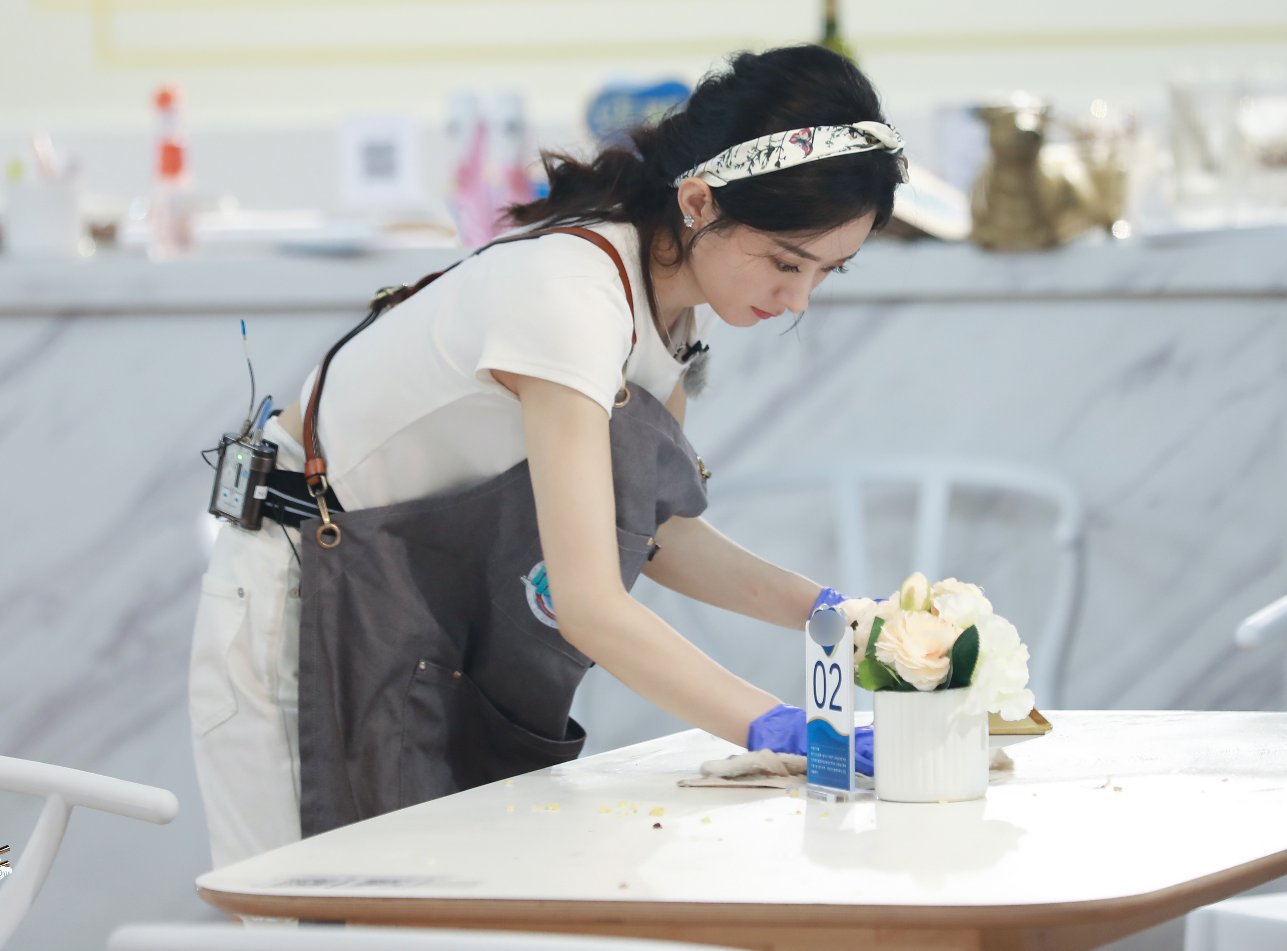  放出|赵丽颖黑稿被放出，《中餐厅》节目组诚恳道歉，我却注意她的回应