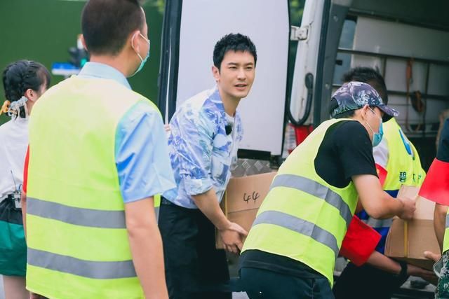  超越|《中餐厅》杀青，杨超越王俊凯等助力防洪，难怪有9大嘉宾