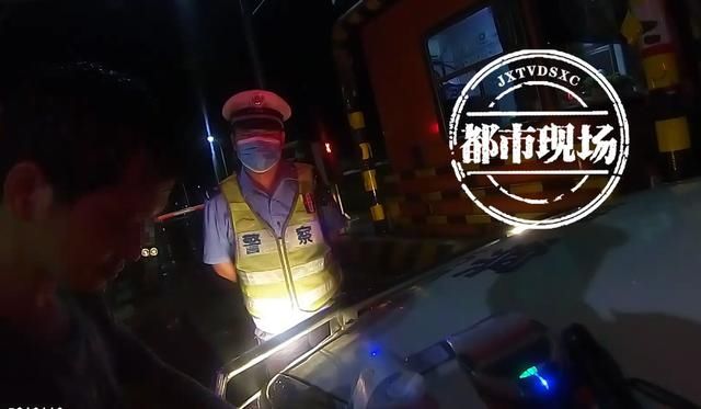  危险|太危险！俩男子暴雨夜骑摩托车上高速，还是无证驾驶