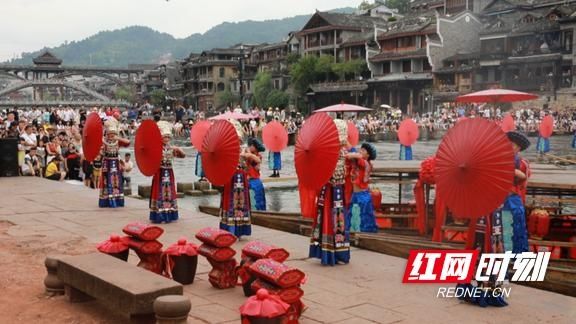 圆梦|等待90年，凤凰古城为“翠翠”圆梦浪漫水上婚礼