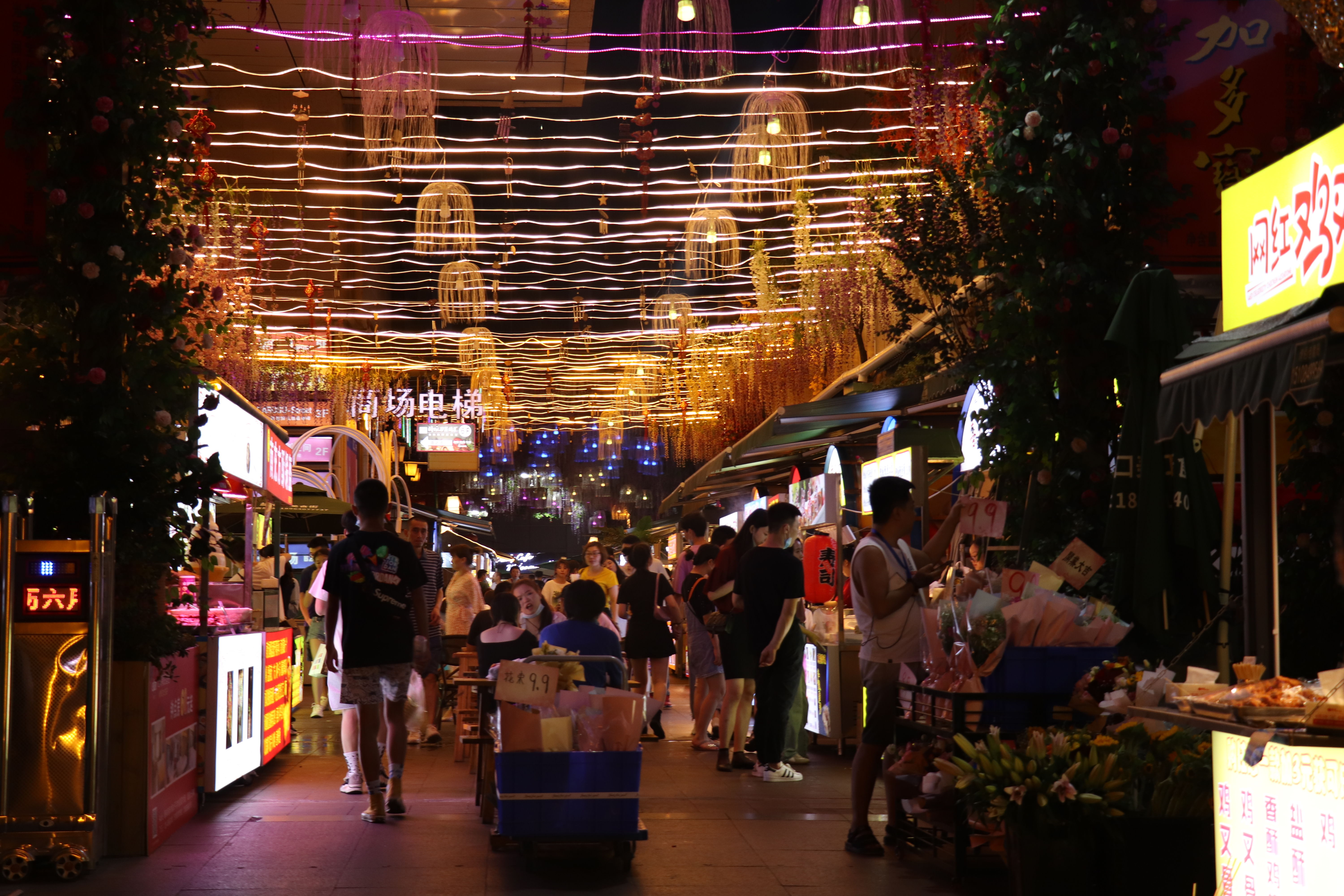 商场里|美食打卡攻略!每一个美食聚集地,都种满了成都人