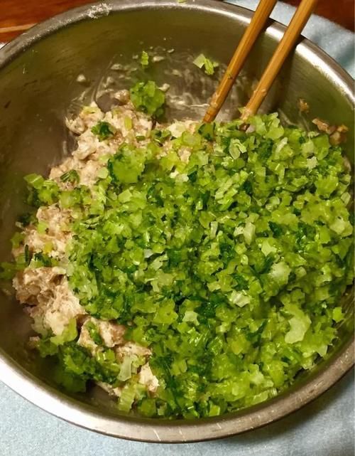 芹菜|为什么芹菜鲜肉饺子的馅黏不起来?