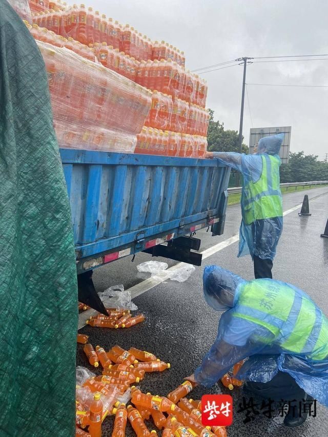  匝道|危险！匝道口货物撒落一地 暖心！收费员冒雨帮忙捡拾