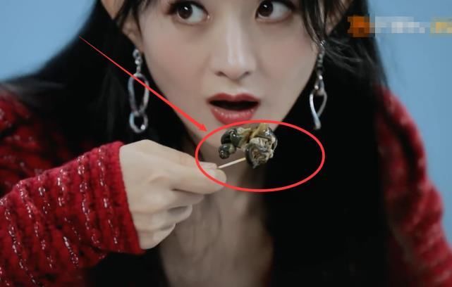  整块|赵丽颖不会吃螺蛳粉，挑出后整块塞到嘴里，幸亏王一博及时提醒她