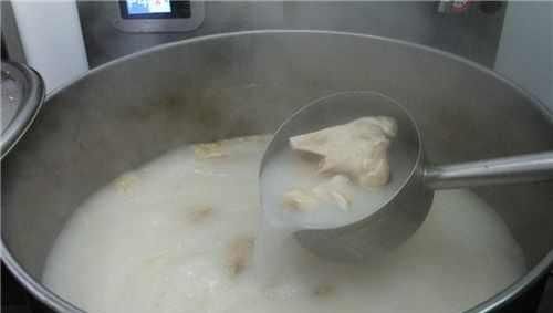  加水|炖骨头汤，千万不能直接加水炖，只需多加这1步，汤汁浓白似牛奶