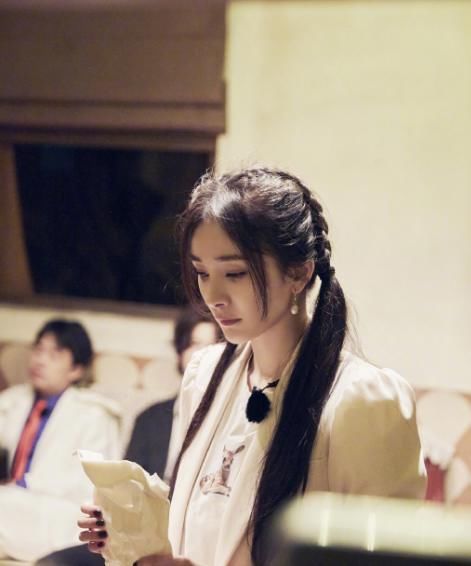  睁眼|《密室大逃脱》邓伦胆小再升级，被吓到不敢睁眼，把杨幂拖了一米远