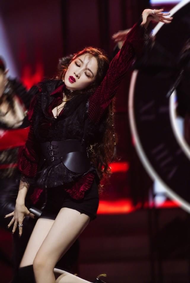  孟佳|《乘风破浪》三公排名，孟佳solo赛倒数第一被淘汰，网友：祭天剧本？