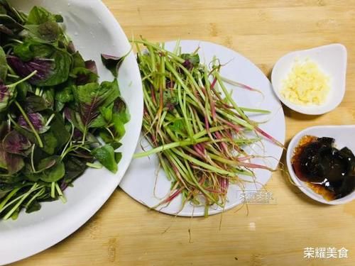  上汤红苋菜|七月苋菜金不换，这个月多吃点也无妨，刮油去脂，跟松花蛋是绝配