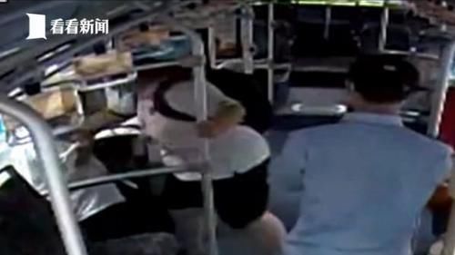  伸出|男子在公交上伸出“咸猪手”，女高中生忍无可忍，将其按在座位上