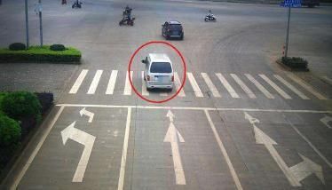 机动车|交警提醒：等红绿灯再出现这几种行为，最高扣三分罚200