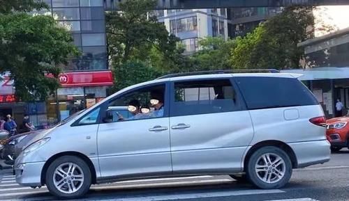  吓人|抱两娃开车、酒驾红绿灯睡觉……这些司机的“神操作”太吓人