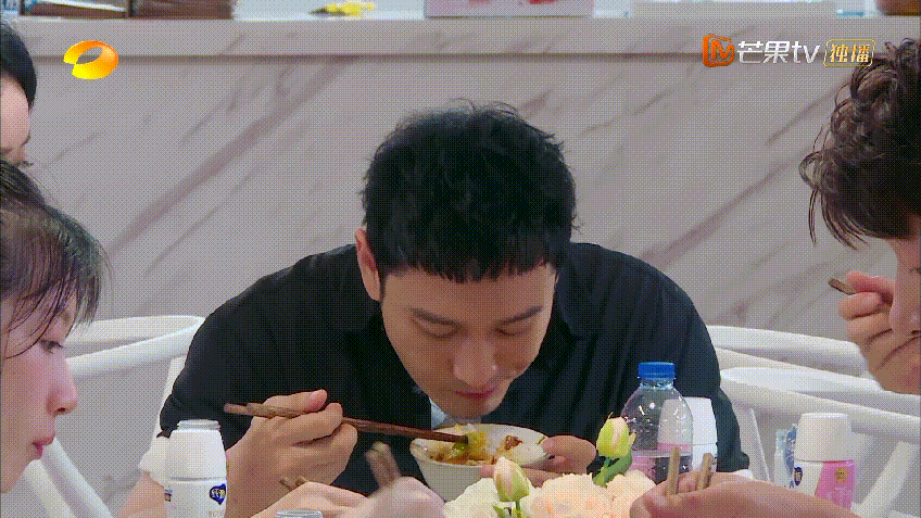  强硬|赵丽颖扒拉菜盘子被吐槽，强硬洗白惹网友逆反，黑历史惨被扒