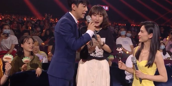  何炅|青春芒果夜：万茜顶替谢娜，主持首秀搭档何炅，却还不如黄圣依稳