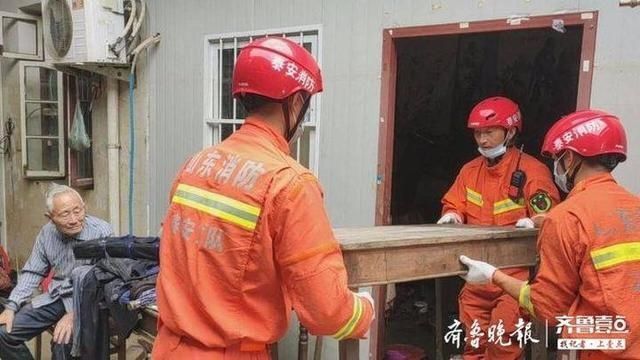 辛苦|95岁的老党员“拍了拍”山东消防员：感谢你们，辛苦啦