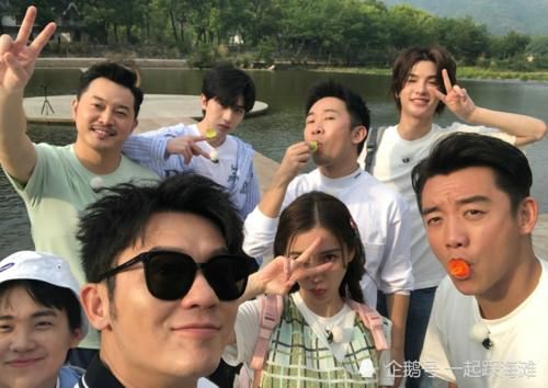  吴宣仪|《跑男8》路透合照，蔡徐坤和吴宣仪同框时的站姿，我没看错吧！