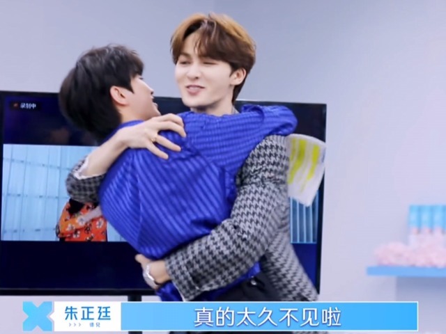 成绩出道|《青你2》师兄合作舞台来袭,朱正廷紧抱蔡徐坤不撒手,有生之年