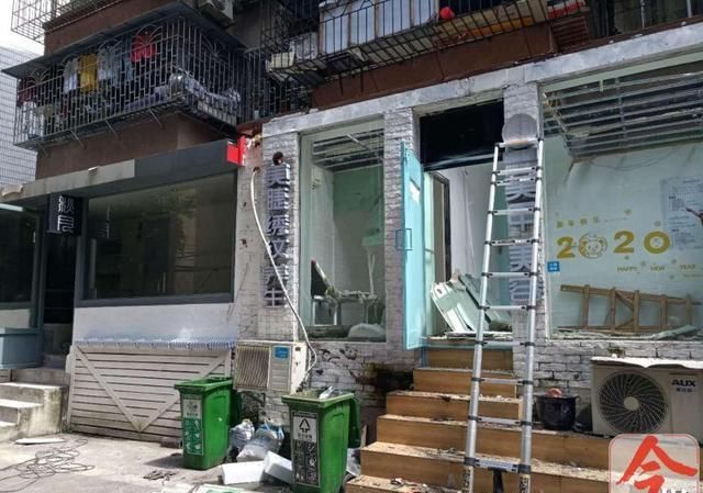  围墙|拆了!逛了那么多年，才晓得金鱼巷这排门面是违建?