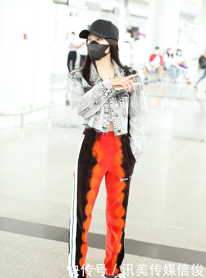 白嫩|秦岚素颜亮相皮肤白嫩状态佳 穿“火焰”长裤一手插兜自带气场
