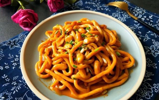  麻酱中|土豆粉里加点这个佐料，好吃到舔盘！孩子说他还可以再吃一碗