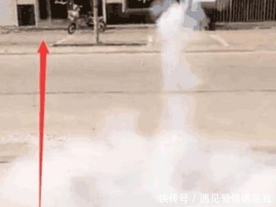 张强|男子把在家里抓到的老鼠绑在炮竹上点燃，结果悲剧了。