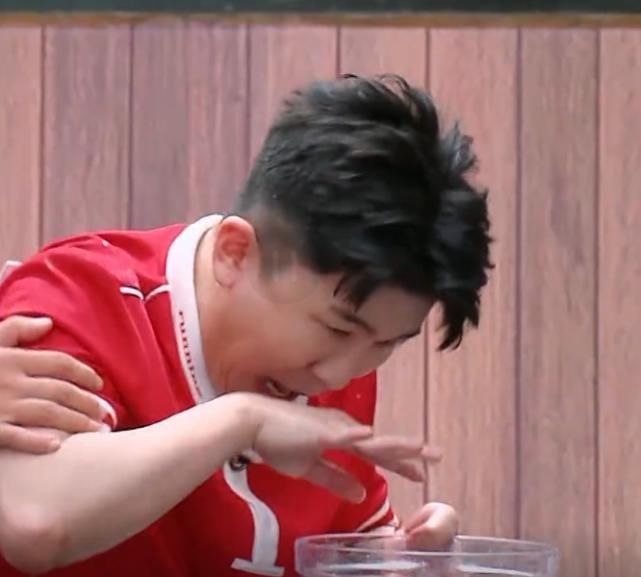  到张大大|张大大端水立“坚强人设”，谁注意身后baby的表情，都懒得装