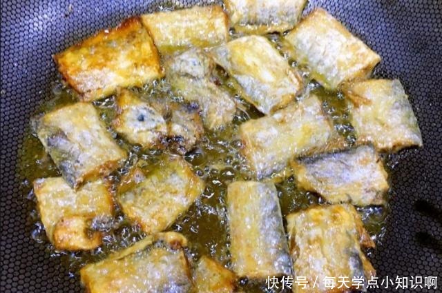 淀粉|煎带鱼时,别只会裹淀粉煎!裹一点它,带鱼肉嫩皮不破,更香酥