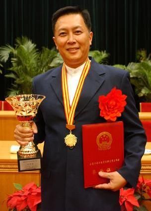 国家一级|他在《水浒传》中不出名，却是国家一级演员，今68岁与网红直播卖酒