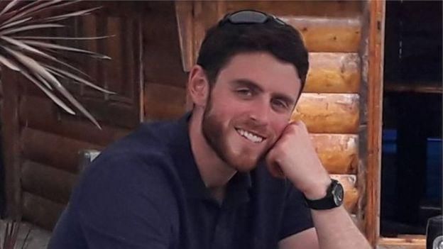  公里|新婚警员执勤遭汽车拖拽1.6公里致死，3名少年被判过失杀人罪