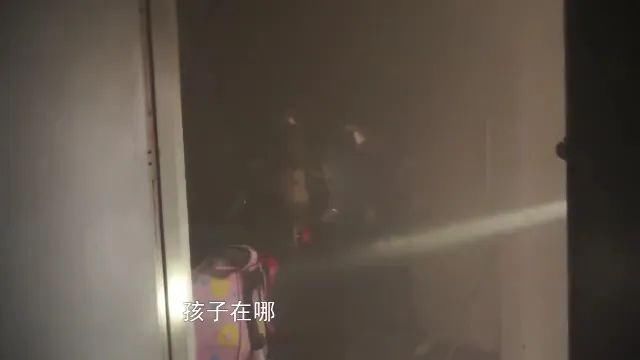  救出|火场救5人！消防员让出呼吸器几近昏厥 获救者跪谢