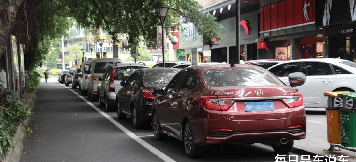  停在路边|宝马胡乱停车，业主直接喷字，车主却怒了：不给10万不算完