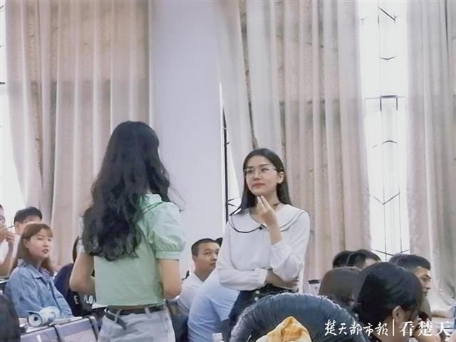 思政|华中师大思政课堂出新招,大学生把“新闻联播”搬进教室