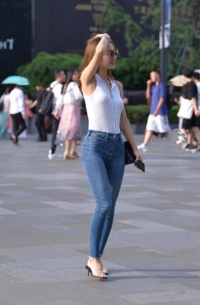  阳光|牛仔裤帅气百搭显高显瘦，青春阳光搭配起来易如反掌