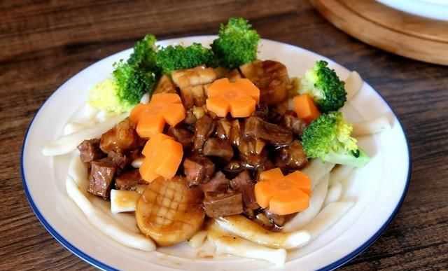  面条机|给女儿做的空心面，配上牛排蔬菜更好吃，圈友：这手艺可以开店了